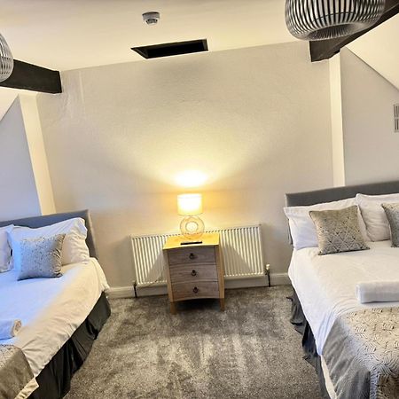 Shm Stays Solihull Hs2 Nec Airport Nr M6 M40 M42 Great For Long & Short Stays 15 Min Walk To Train Station 5 Min Drive To Town Centre Outside Bus Stops & Supermarket Free Parking Exterior photo