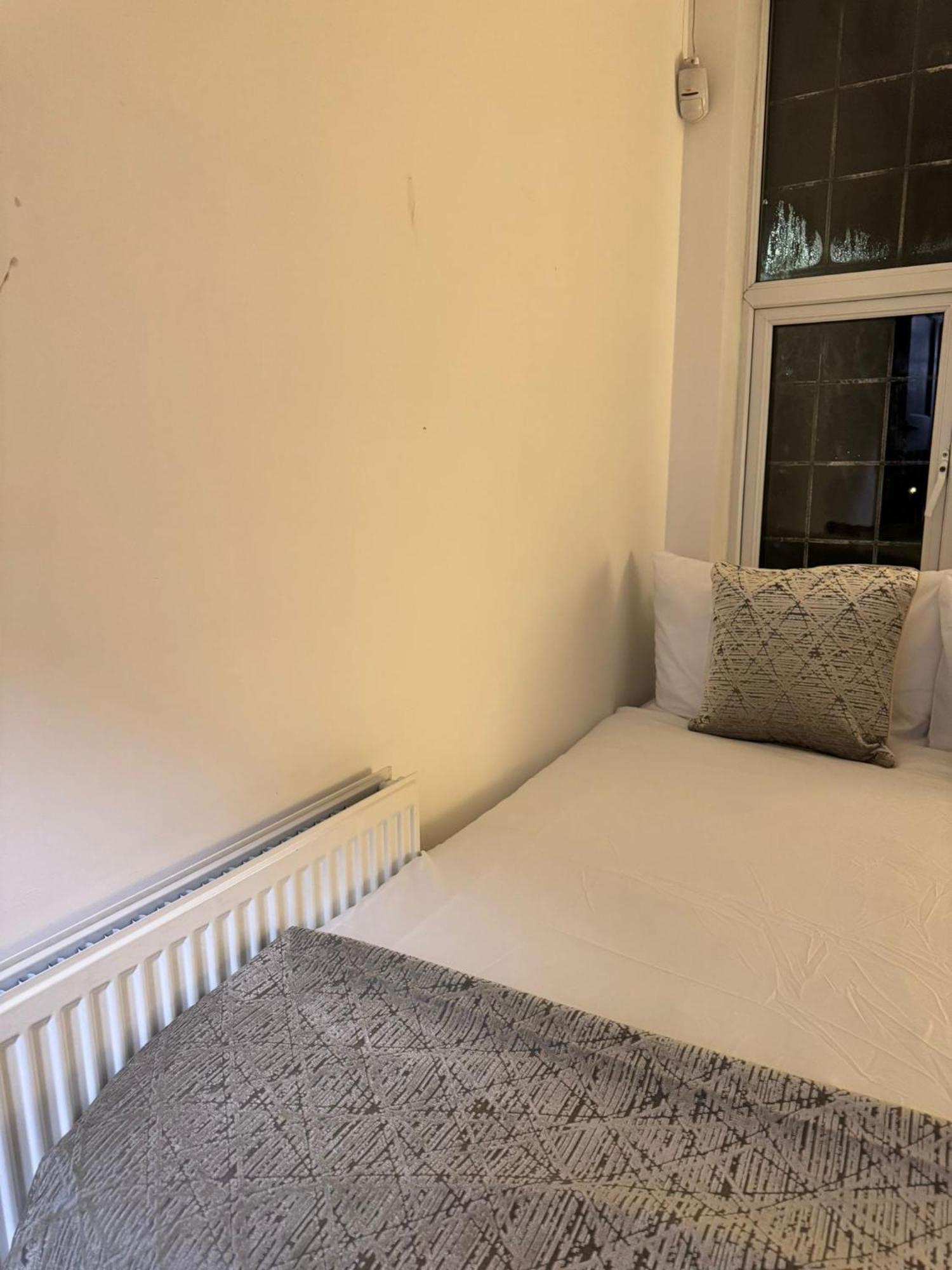 Shm Stays Solihull Hs2 Nec Airport Nr M6 M40 M42 Great For Long & Short Stays 15 Min Walk To Train Station 5 Min Drive To Town Centre Outside Bus Stops & Supermarket Free Parking Exterior photo