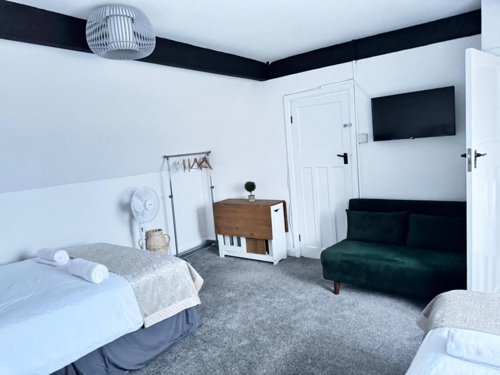Shm Stays Solihull Hs2 Nec Airport Nr M6 M40 M42 Great For Long & Short Stays 15 Min Walk To Train Station 5 Min Drive To Town Centre Outside Bus Stops & Supermarket Free Parking Exterior photo